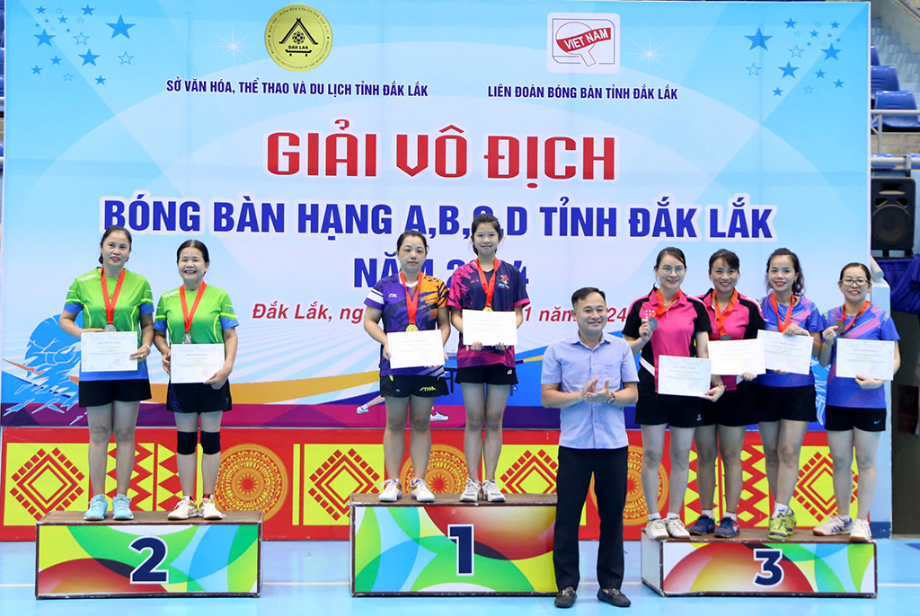 Ban Tổ chức trao giải nội dung đôi nữ.